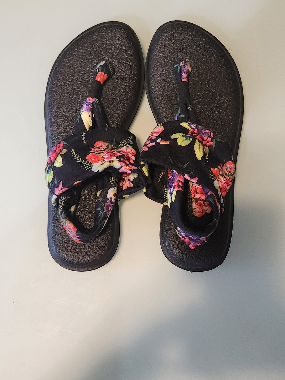 Sanuk, Black Floral Twist-Top Thong Sandals, Black/Bright Floral. Size 9.
